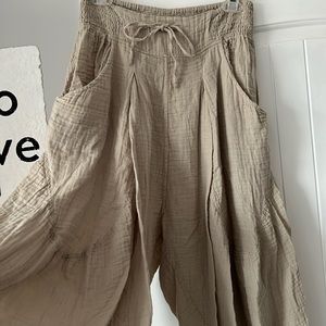 Paper lace wide leg cropped pants. EUC
